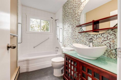 911 80 Avenue Sw, Calgary, AB - Indoor Photo Showing Bathroom