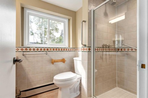 911 80 Avenue Sw, Calgary, AB - Indoor Photo Showing Bathroom