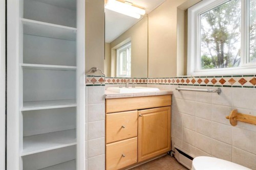 911 80 Avenue Sw, Calgary, AB - Indoor Photo Showing Bathroom