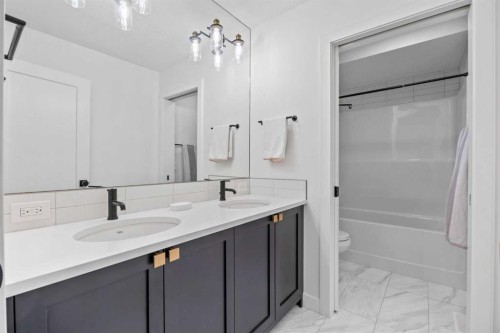 656 Bayview Way Sw, Airdrie, AB - Indoor Photo Showing Bathroom