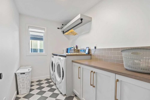 656 Bayview Way Sw, Airdrie, AB - Indoor Photo Showing Laundry Room