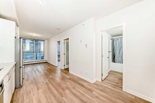 310-450 8 Avenue Se, Calgary, AB - Indoor Photo Showing Kitchen
