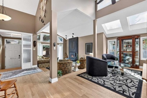 80 Oakmount Way Sw, Calgary, AB - Indoor Photo Showing Other Room