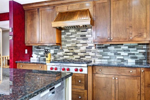 80 Oakmount Way Sw, Calgary, AB - Indoor Photo Showing Kitchen