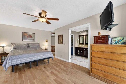 80 Oakmount Way Sw, Calgary, AB - Indoor Photo Showing Bedroom