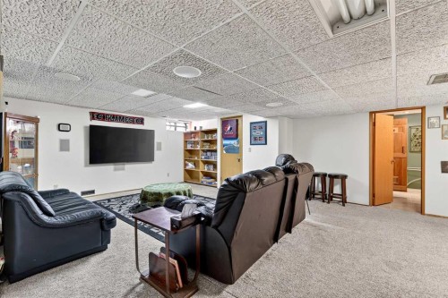 80 Oakmount Way Sw, Calgary, AB - Indoor Photo Showing Other Room