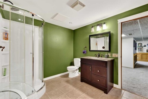 80 Oakmount Way Sw, Calgary, AB - Indoor Photo Showing Bathroom