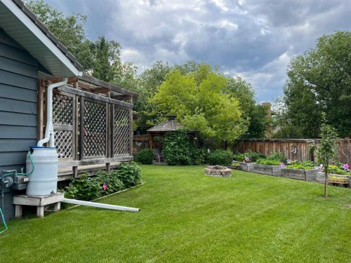 80 Oakmount Way Sw, Calgary, AB - Outdoor