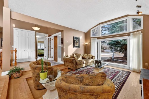 80 Oakmount Way Sw, Calgary, AB - Indoor Photo Showing Living Room