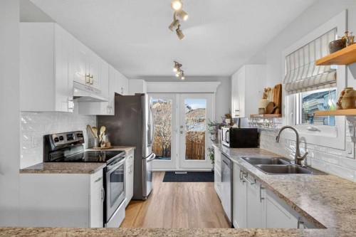 10 Deer Lane Bay Se, Calgary, AB - Indoor Photo Showing Kitchen With Stainless Steel Kitchen With Double Sink With Upgraded Kitchen