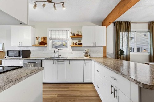10 Deer Lane Bay Se, Calgary, AB - Indoor Photo Showing Kitchen With Double Sink