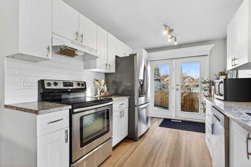 10 Deer Lane Bay Se, Calgary, AB - Indoor Photo Showing Kitchen With Stainless Steel Kitchen With Upgraded Kitchen