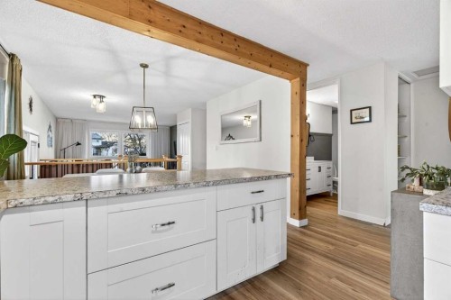 10 Deer Lane Bay Se, Calgary, AB - Indoor Photo Showing Kitchen