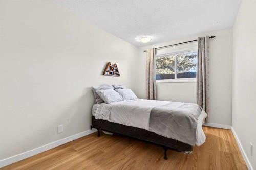 10 Deer Lane Bay Se, Calgary, AB - Indoor Photo Showing Bedroom