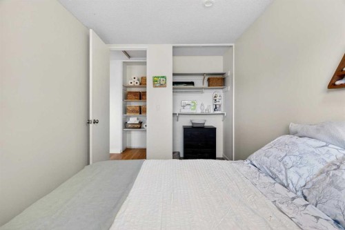 10 Deer Lane Bay Se, Calgary, AB - Indoor Photo Showing Bedroom
