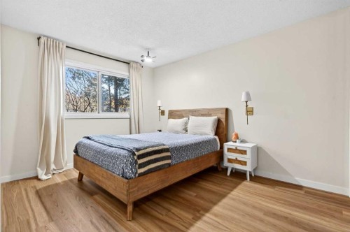 10 Deer Lane Bay Se, Calgary, AB - Indoor Photo Showing Bedroom