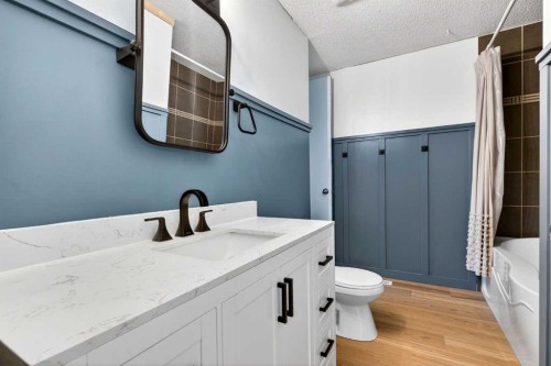 10 Deer Lane Bay Se, Calgary, AB - Indoor Photo Showing Bathroom