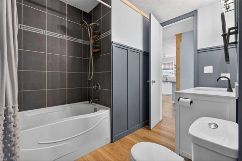 10 Deer Lane Bay Se, Calgary, AB - Indoor Photo Showing Bathroom