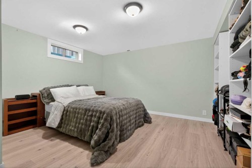10 Deer Lane Bay Se, Calgary, AB - Indoor Photo Showing Bedroom