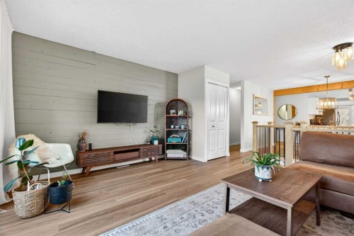 10 Deer Lane Bay Se, Calgary, AB - Indoor Photo Showing Living Room