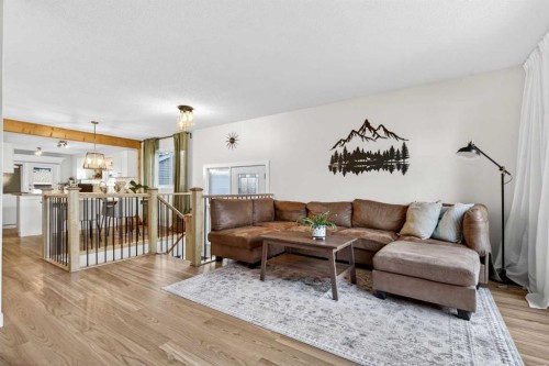 10 Deer Lane Bay Se, Calgary, AB - Indoor Photo Showing Living Room