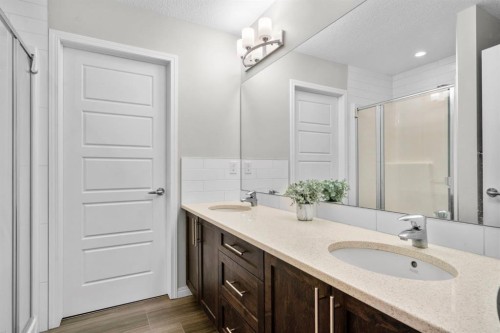 2001-280 Williamstown Close Nw, Airdrie, AB - Indoor Photo Showing Bathroom