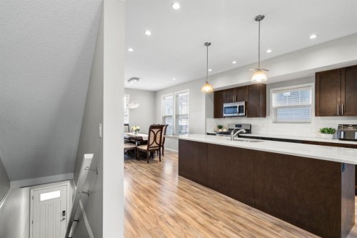 2001-280 Williamstown Close Nw, Airdrie, AB - Indoor Photo Showing Kitchen