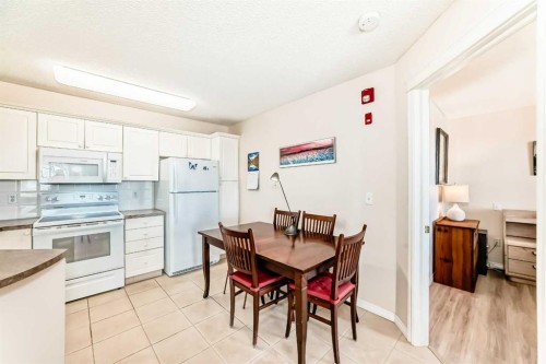 111-6900 Hunterview Drive Nw, Calgary, AB - Indoor Photo Showing Kitchen
