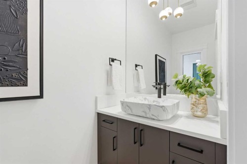 134 Lissington Drive Sw, Calgary, AB - Indoor Photo Showing Bathroom