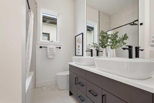 134 Lissington Drive Sw, Calgary, AB - Indoor Photo Showing Bathroom