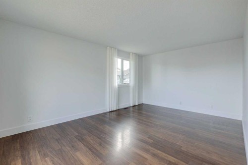 23 Erin Grove Court Se, Calgary, AB - Indoor Photo Showing Other Room