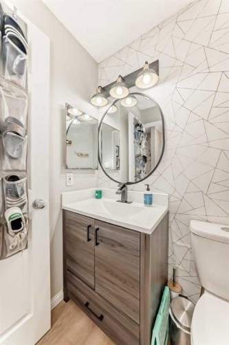 21 Woodfern Road Sw, Calgary, AB - Indoor Photo Showing Bathroom