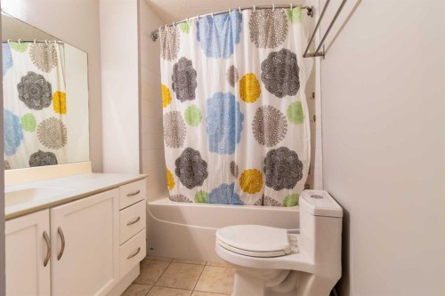 175-77 Glamis Green Sw, Calgary, AB - Indoor Photo Showing Bathroom