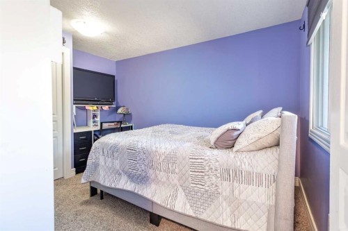 175-77 Glamis Green Sw, Calgary, AB - Indoor Photo Showing Bedroom