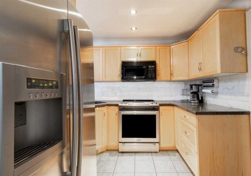175-77 Glamis Green Sw, Calgary, AB - Indoor Photo Showing Kitchen