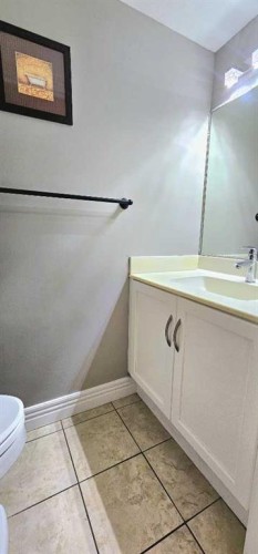 175-77 Glamis Green Sw, Calgary, AB - Indoor Photo Showing Bathroom
