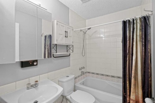 3503 42 Street Ne, Calgary, AB - Indoor Photo Showing Bathroom