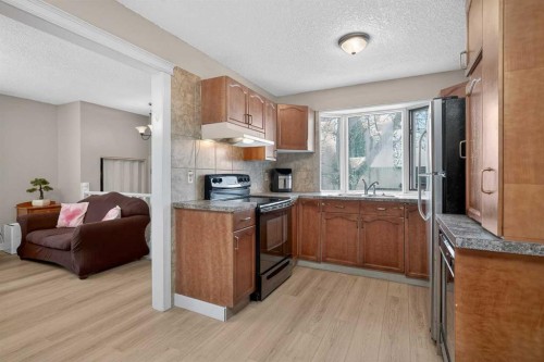 3503 42 Street Ne, Calgary, AB - Indoor Photo Showing Kitchen