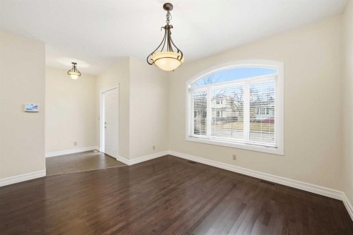 110 26 Avenue Ne, Calgary, AB - Indoor Photo Showing Other Room