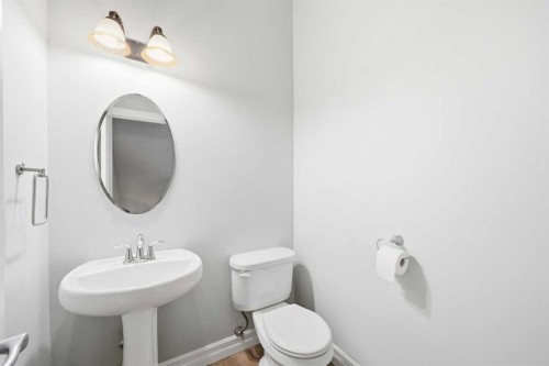 110 26 Avenue Ne, Calgary, AB - Indoor Photo Showing Bathroom