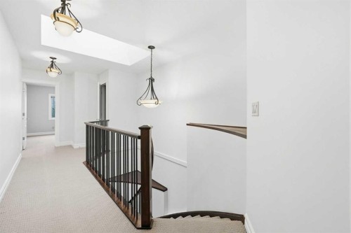 110 26 Avenue Ne, Calgary, AB - Indoor Photo Showing Other Room