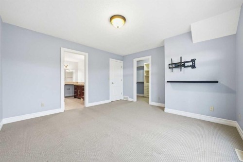 110 26 Avenue Ne, Calgary, AB - Indoor Photo Showing Other Room