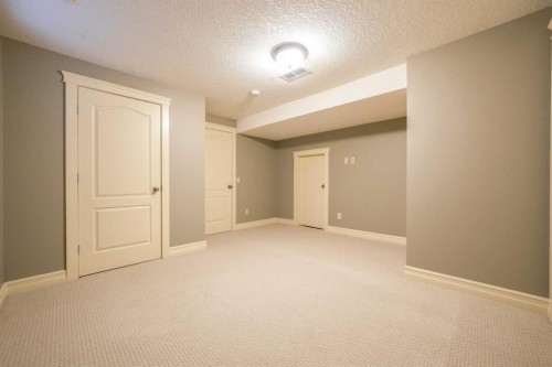110 26 Avenue Ne, Calgary, AB - Indoor Photo Showing Other Room