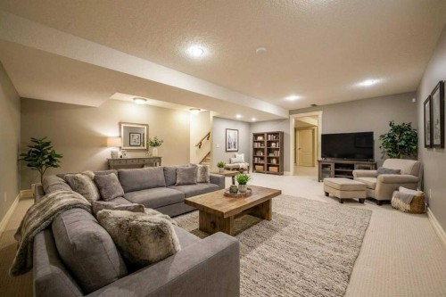 110 26 Avenue Ne, Calgary, AB - Indoor Photo Showing Living Room