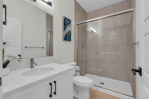 35 Versant View Sw, Calgary, AB - Indoor Photo Showing Bathroom