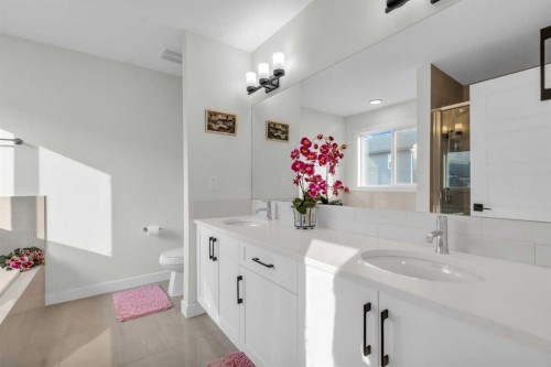 35 Versant View Sw, Calgary, AB - Indoor Photo Showing Bathroom