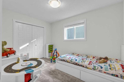 35 Versant View Sw, Calgary, AB - Indoor Photo Showing Bedroom