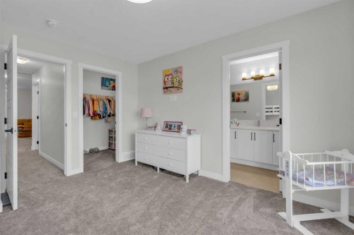 35 Versant View Sw, Calgary, AB - Indoor Photo Showing Bedroom