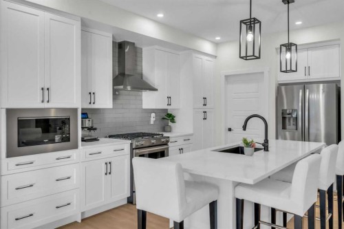 35 Versant View Sw, Calgary, AB - Indoor Photo Showing Kitchen With Upgraded Kitchen