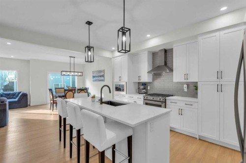 35 Versant View Sw, Calgary, AB - Indoor Photo Showing Kitchen With Upgraded Kitchen